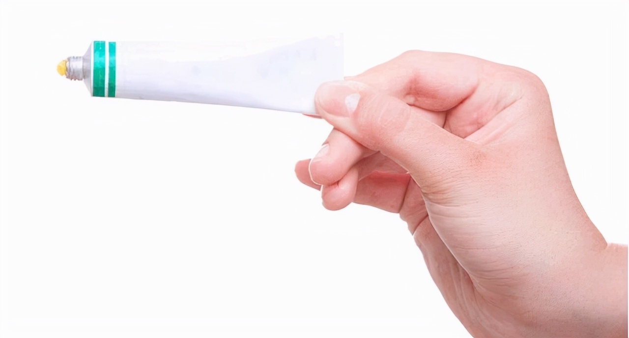 红霉素软膏涂脸会闷痘么,红霉素软膏涂在脸上会留疤吗