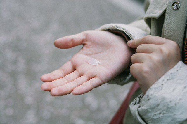孩子总啃手指怎么办？只需三步轻松化解