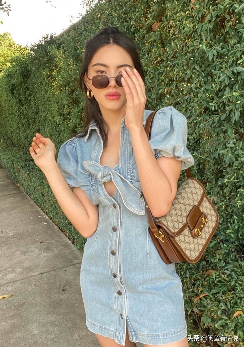 她不愧是泰国最美“芭比”，肚兜裙配网袜秀身材，展现绝佳臀腰比