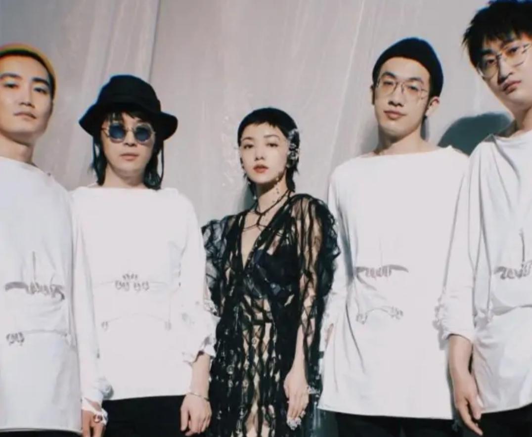 郭采洁与伊德尔差几岁,郭采洁伊德尔牵手酷狗