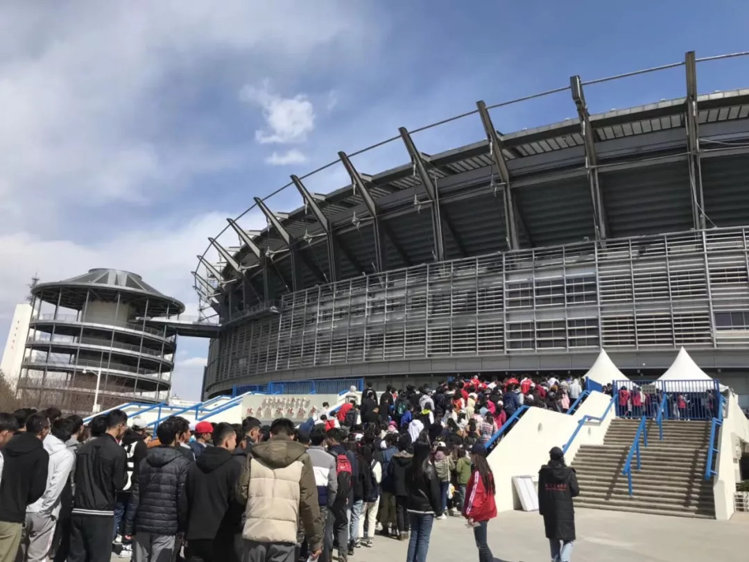 6000北体大学子围观主场首秀，150辆大巴拉不来中国校园体育文化