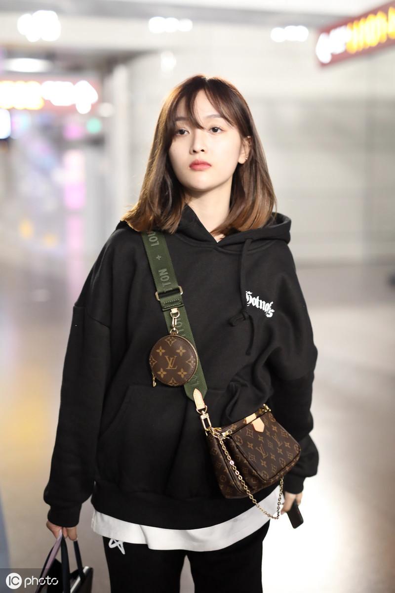 吴宣仪最新私服穿搭曝光,吴宣仪机场私服西装外套