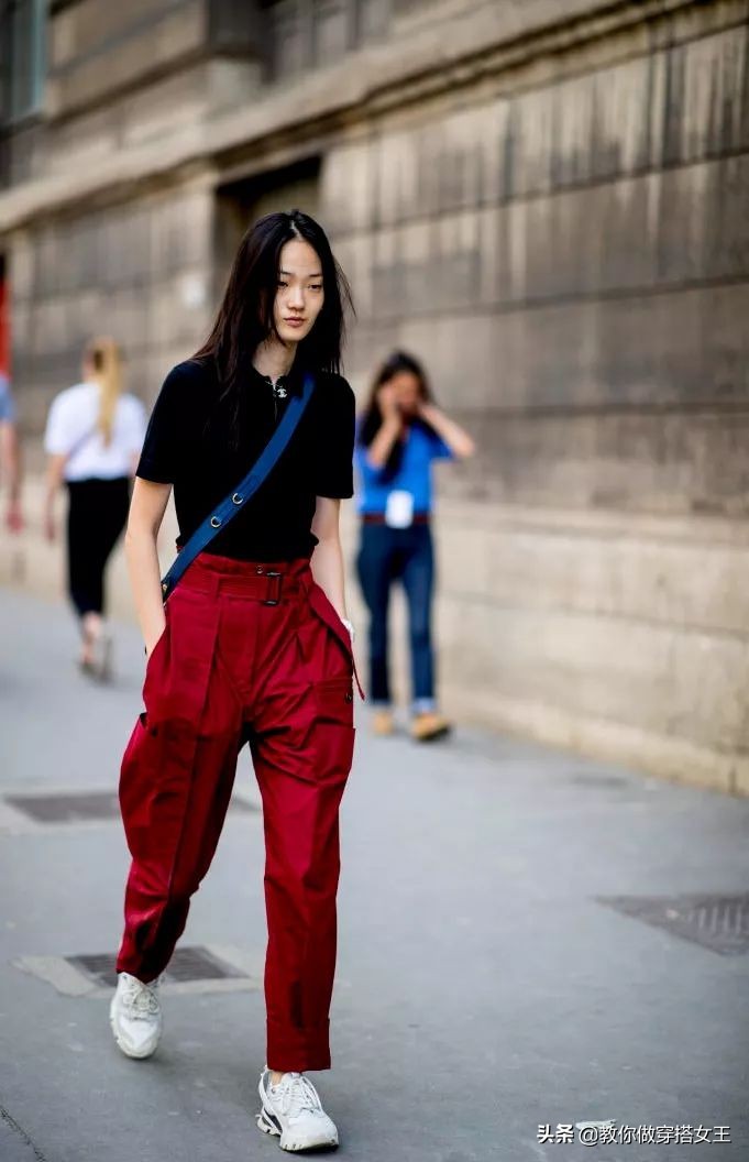 2020最潮搭配少不了这一条工装裤,初秋工装裤搭什么上衣