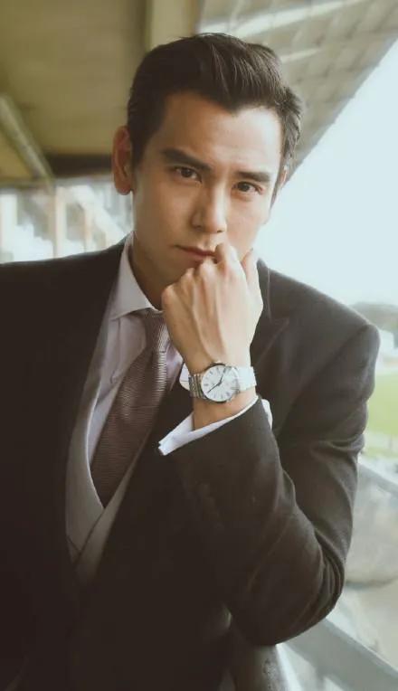 天生“花心脸”，痞帅不油腻，这6位自带坏男生魅力，不耍帅也酷