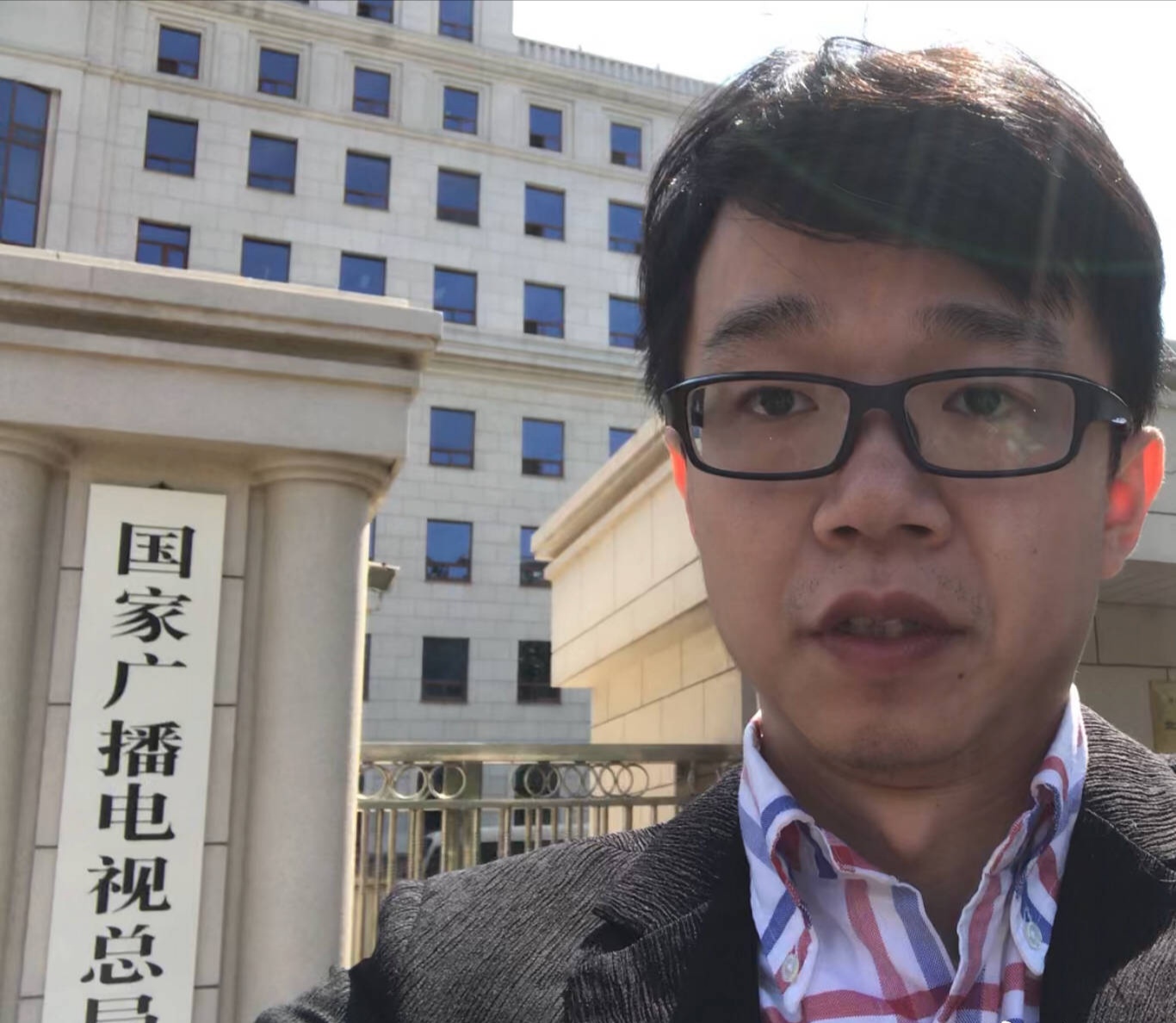 周立波近况回国没,周立波现在还会复出吗