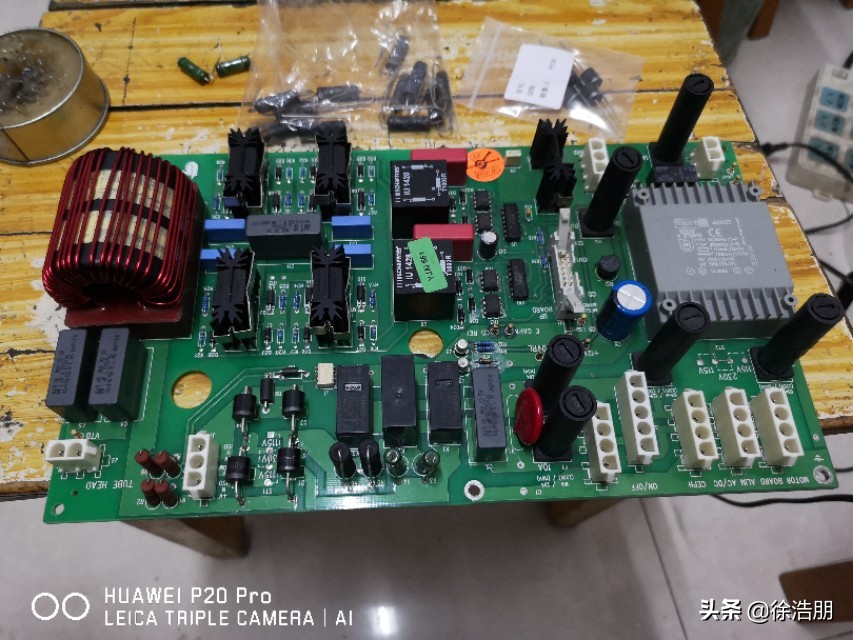 牙科口腔全景机一开机就跳闸，小伙子看一眼就知道哪儿坏了……