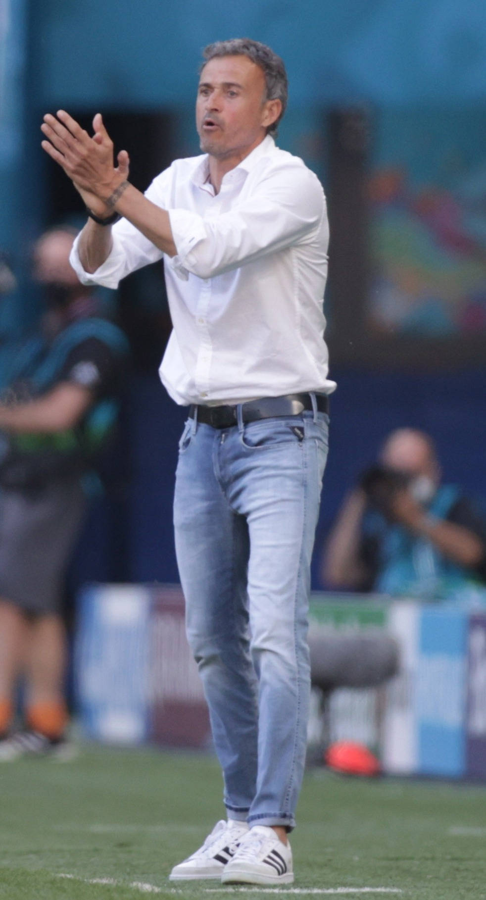 大饱眼福！欧洲杯名帅衣品赏析：索思盖特弃马甲曼奇尼秀阿玛尼