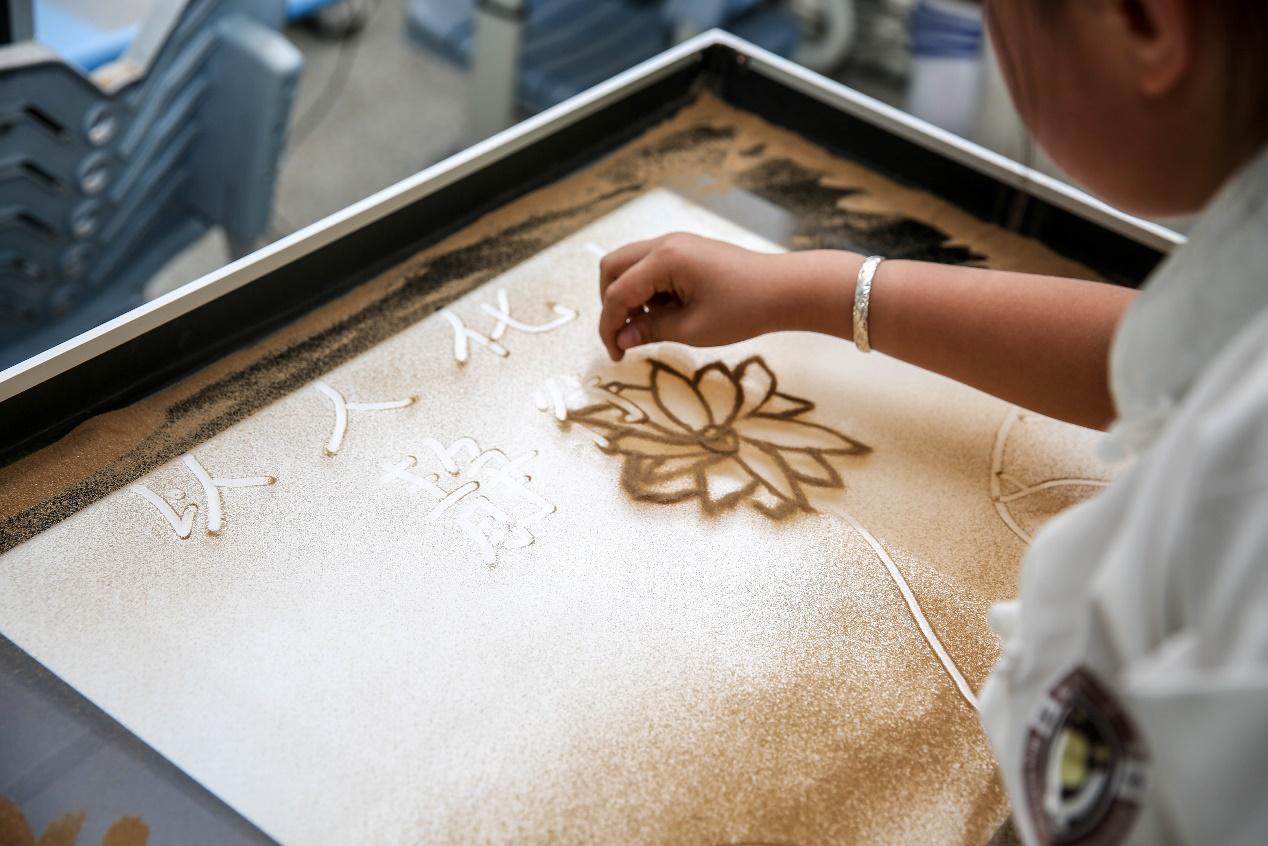 花三小学生展示“十八般武艺”下厨做饭给父母吃