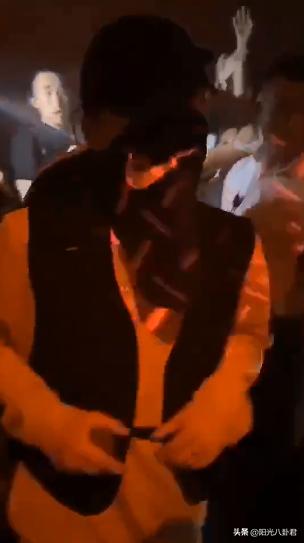 PGone复出受挫，现身酒吧表演不准上台，唱十分钟被骂到退场