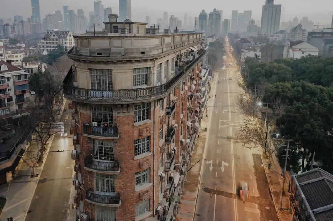 别争了,这条马路才是魔都内卷之王