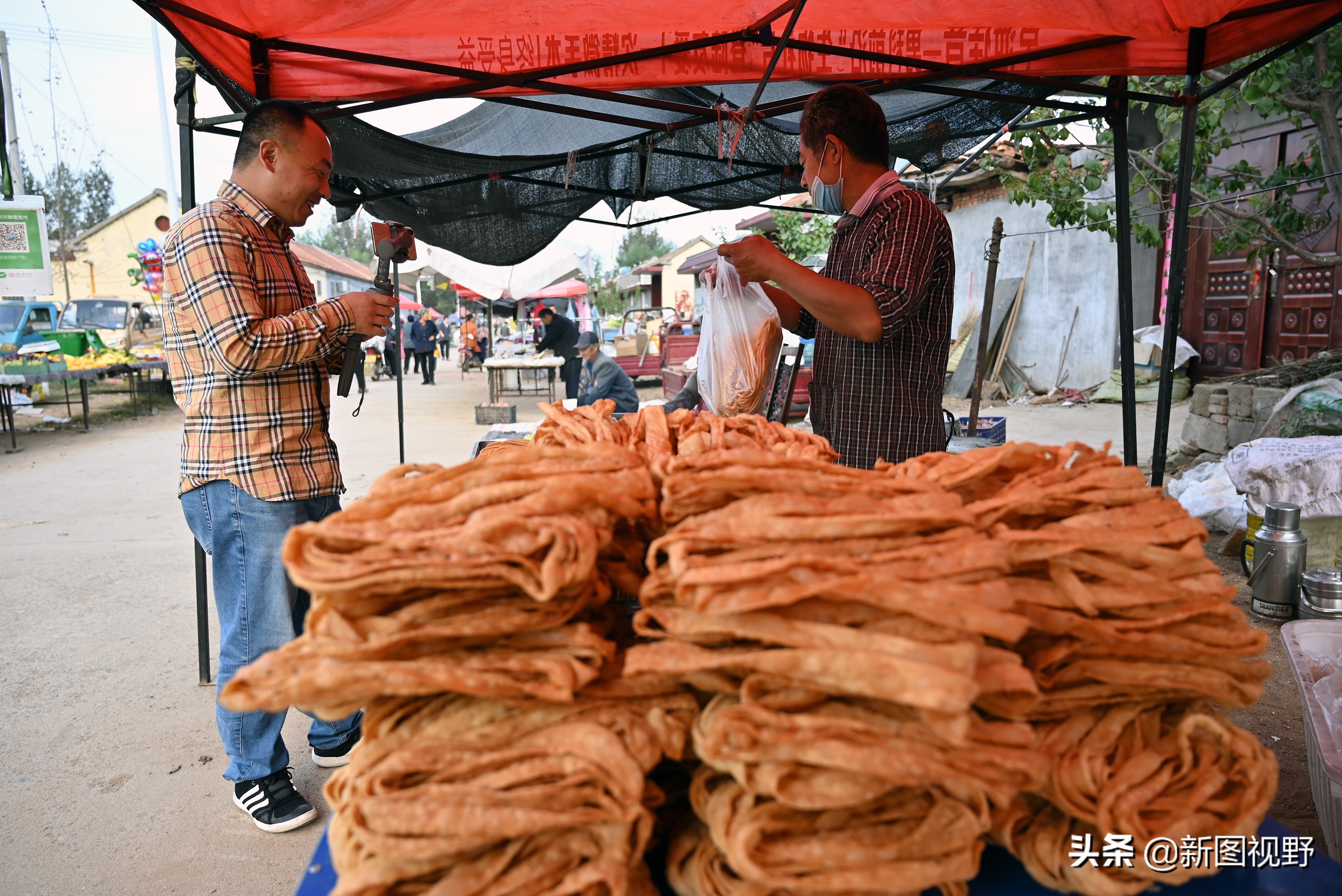 男子返乡拍短视频创业，3个月卖出10万元土货，带火了农村大集