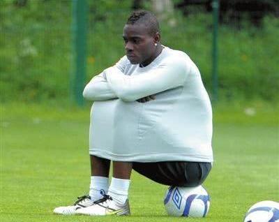 球员评价巴洛特利,巴洛特利回报养父母了吗