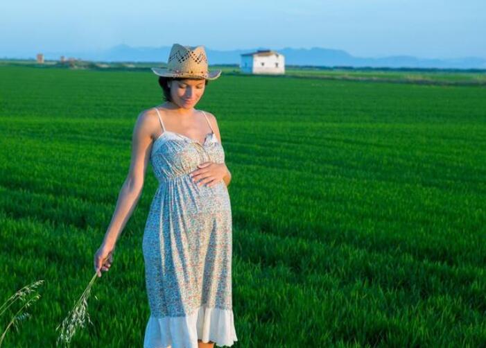 孕期肚子发硬发紧是怎么回事啊,孕期肚子总是发紧发硬怎么回事