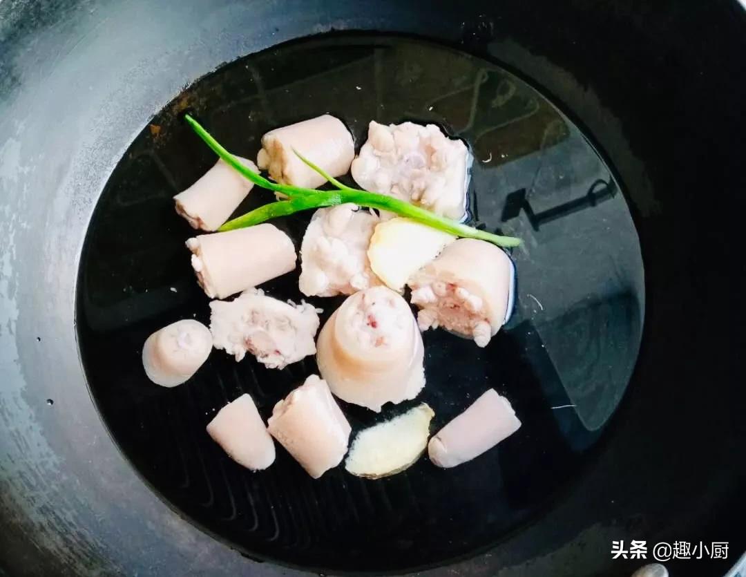 猪尾巴焯水是冷水还是开水下锅,红烧猪尾巴需要什么料