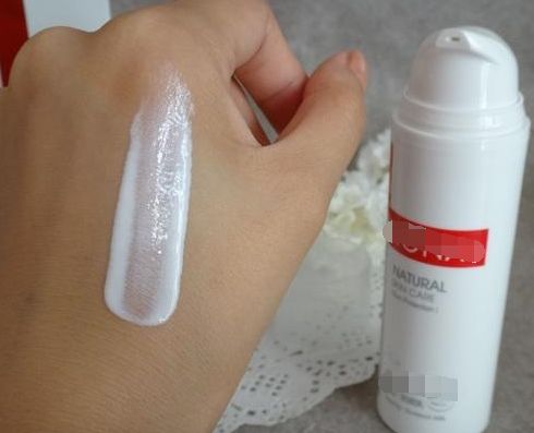 为什么擦乳液脸上油油的,为什么擦了乳液很油腻