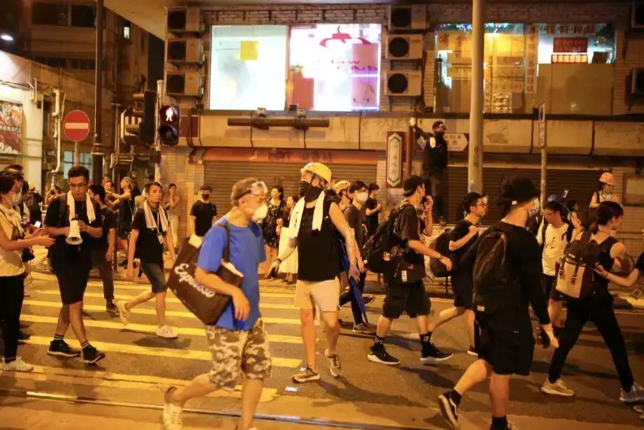 为什么香港警察显得比暴徒弱势？