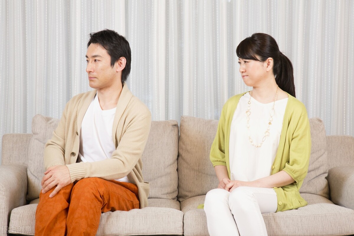 老婆偷见前任老公发现发飙,老婆偷看异性怎么办