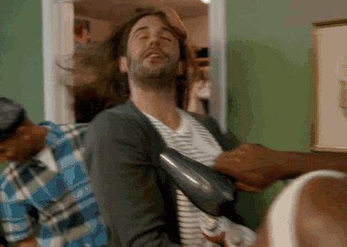 这位大胡子男人，穿起裙子来竟然比女生和还要合适？！