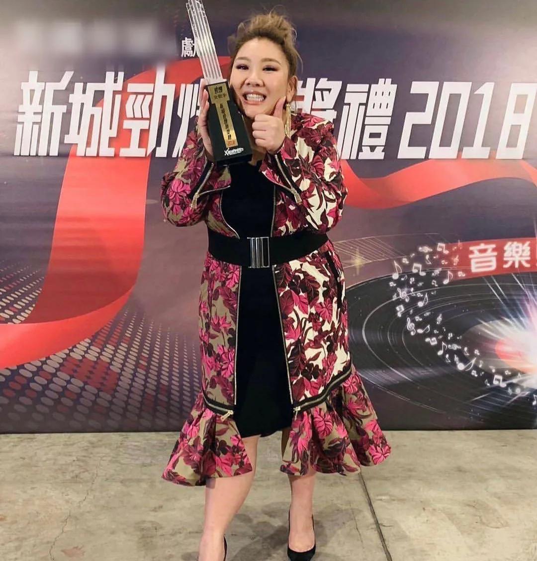 沈殿霞追思会上郑欣宜替父亲解围,郑欣宜已经继承肥姐遗产了吗