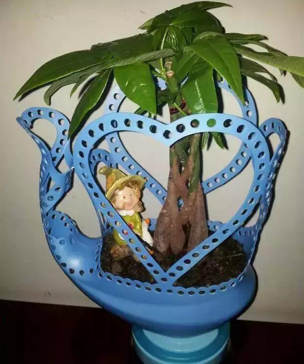 洗衣液瓶改造成花瓶怎么改造,空洗衣液瓶改造成花瓶的教程