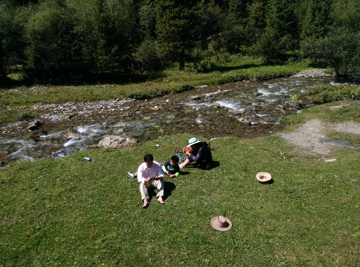 与*疆新**旅店老板共餐，直夸我土豆丝炒的好吃，后请我吃羊肉大餐