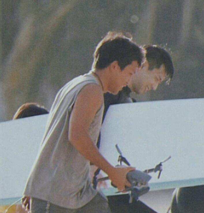 李现冲浪偶遇女粉丝,李现冲浪最新照片