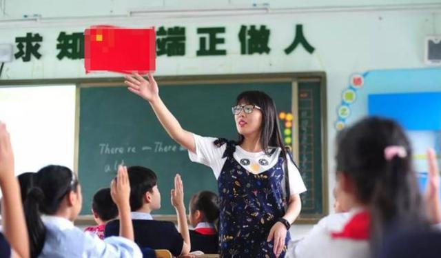 女儿姓“房”,老师却从未点过她的名字,老师:这名哪敢上课叫?