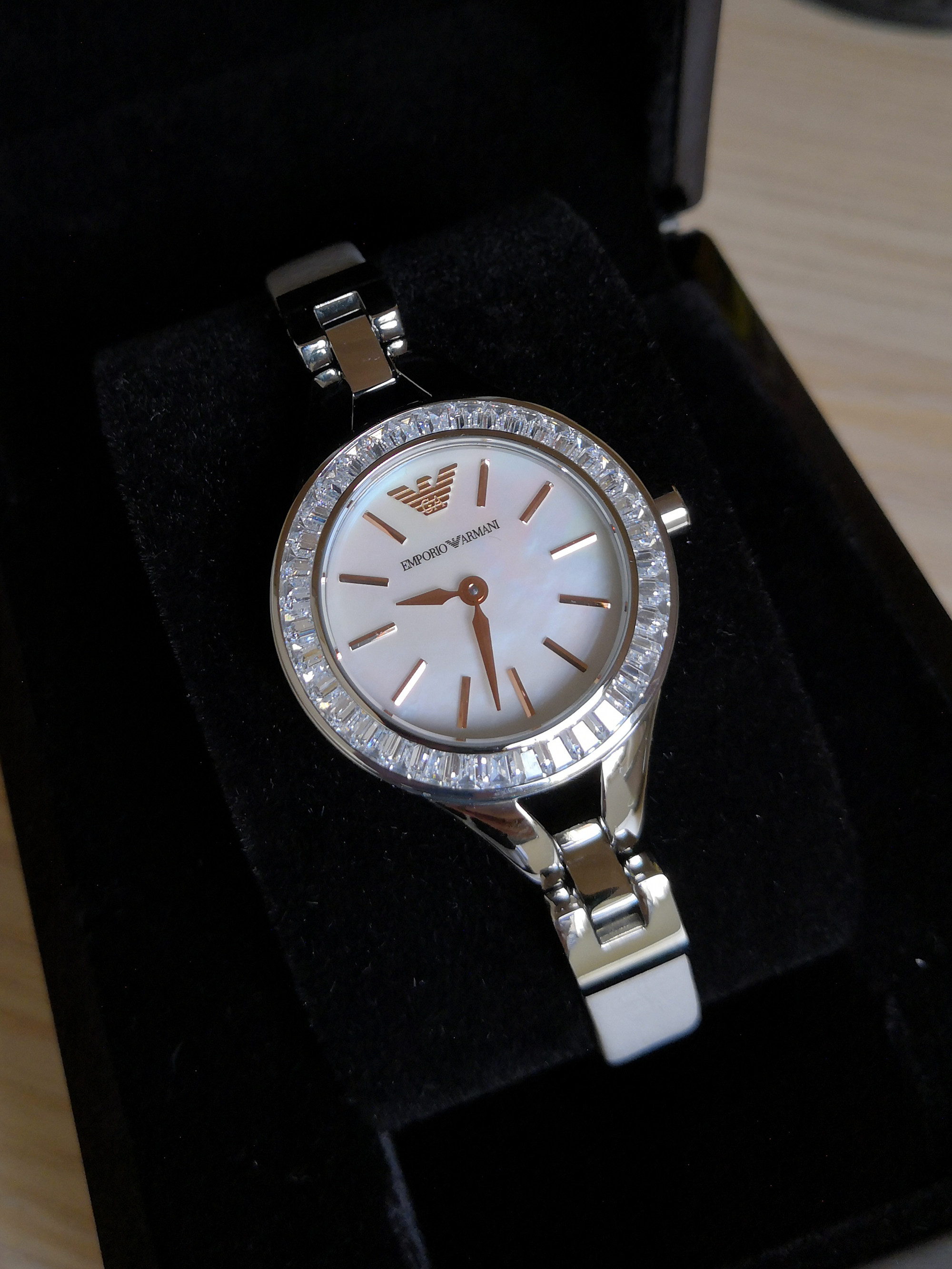 阿玛尼满天星女手表怎么使用,阿玛尼满天星镶钻石英女表28mm