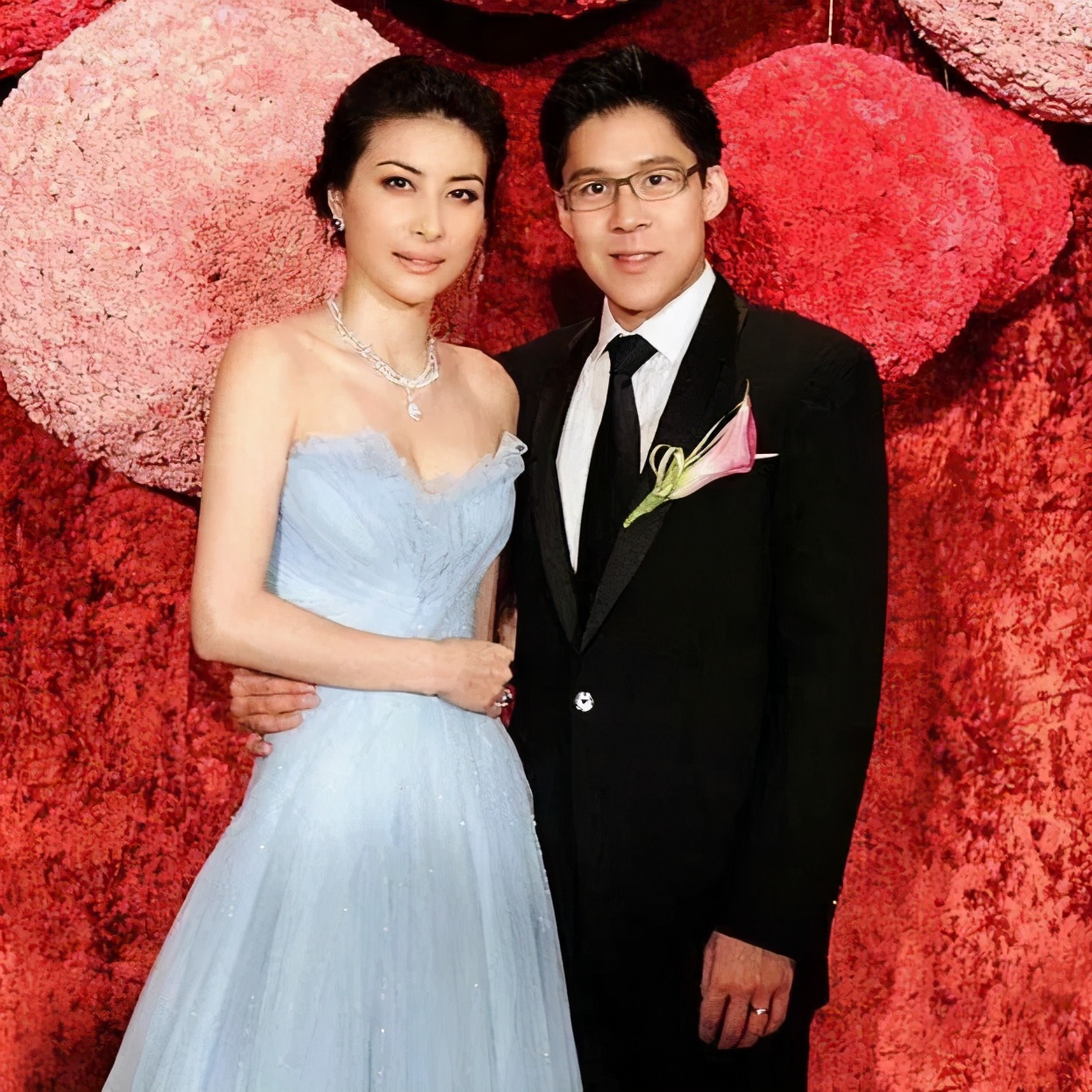 郭晶晶和霍启刚是门当户对吗,郭晶晶下嫁霍家谁说的