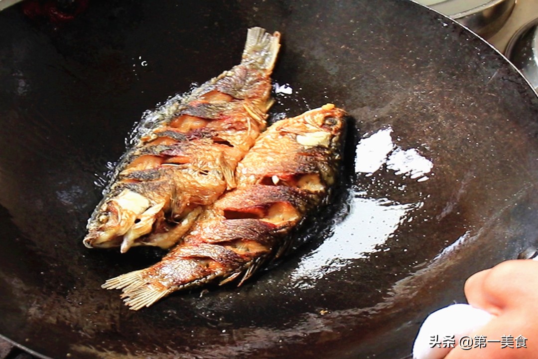 煎鱼不能翻太快,油锅煎鱼的正确方法