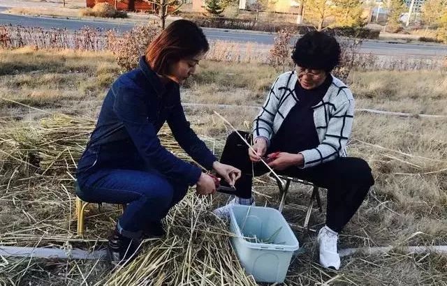 90后美女白领“逃离”大城市回乡创业，用秸秆作画年收入过百万