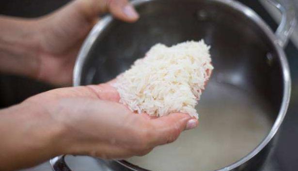 做饭粘锅怎么办?除了烹饪手法要改进,还要注意这些小技巧