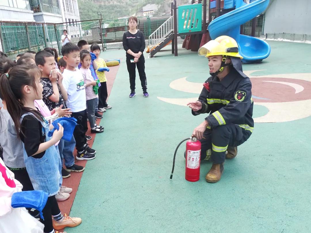 和消防员一起过六一儿童节,六一消防童行