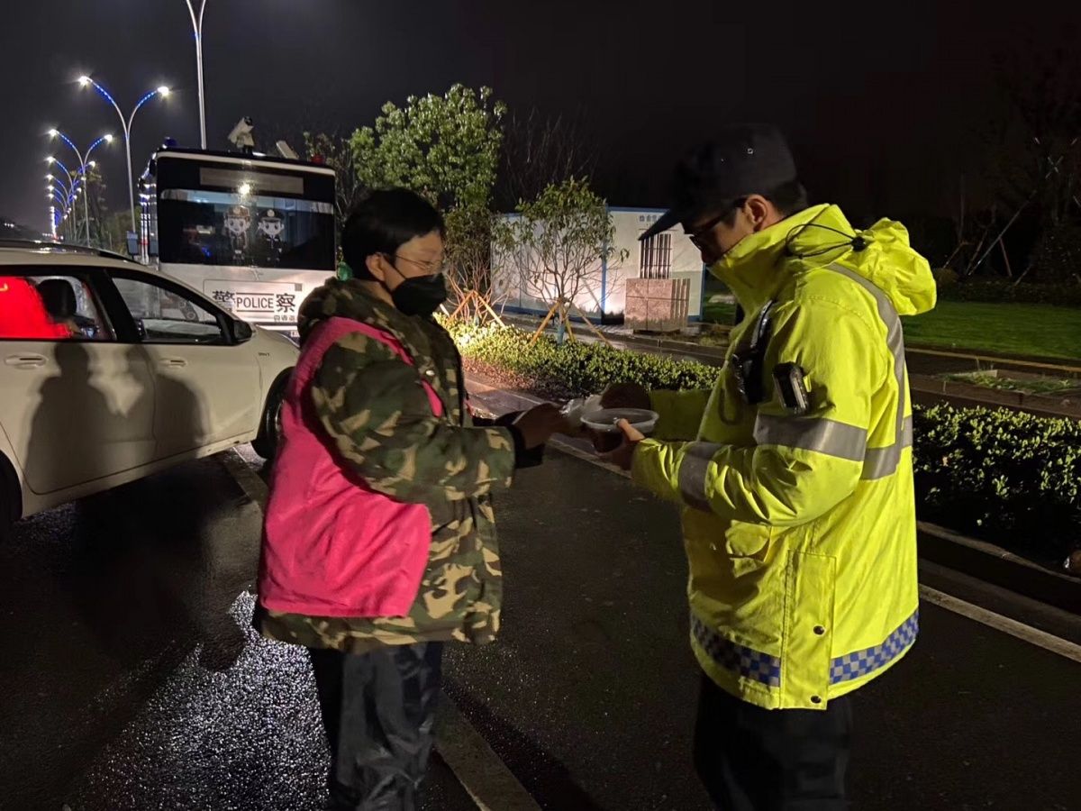 展现出基层干部强大的战斗力,基层干部办事有韧性的例子