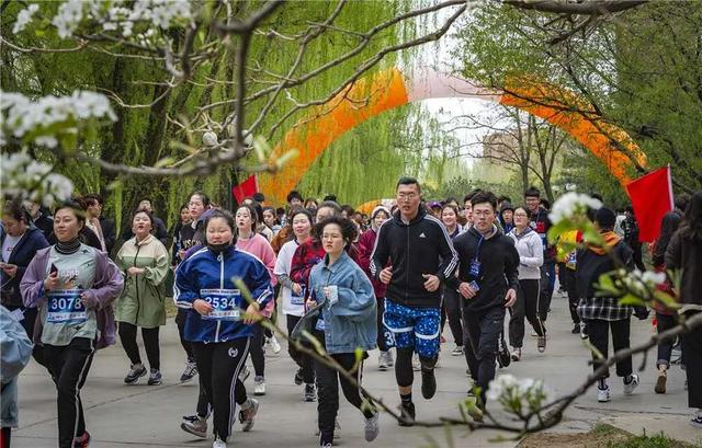 千人晚宴、体育狂欢、明星路演……玩转校园文化，尽享大学魅力！