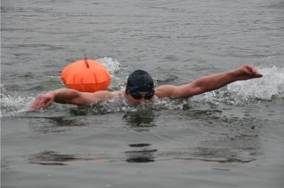 游泳不仅能锻炼身体还能保护自己,游泳既能强身健体又能保护自己