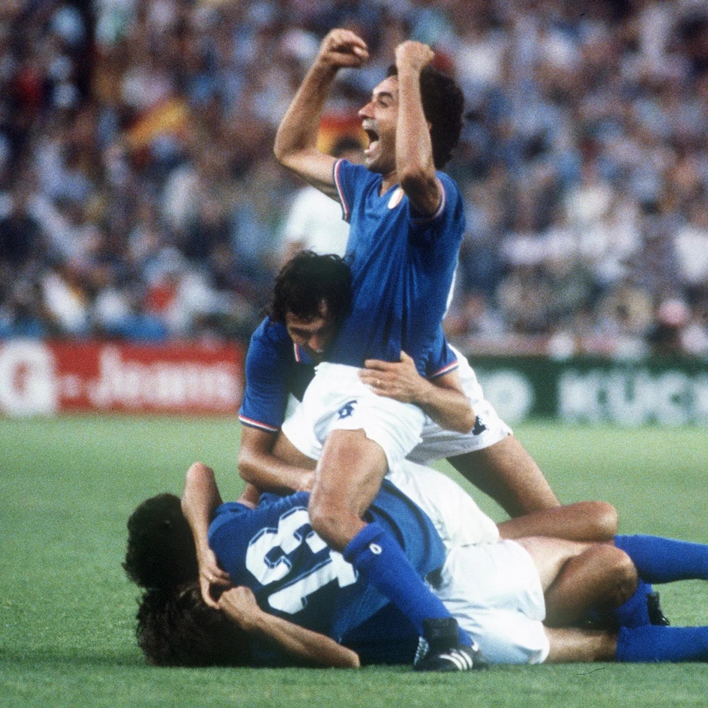 马尔蒂尼卡洛斯谁是第一左后卫,卡洛斯和阿什利科尔