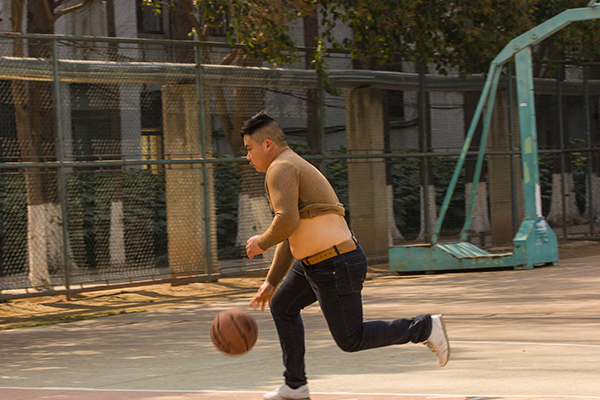 膝盖下蹲时咔咔响还疼怎么回事,膝盖屈伸时无痛咔咔响怎么回事