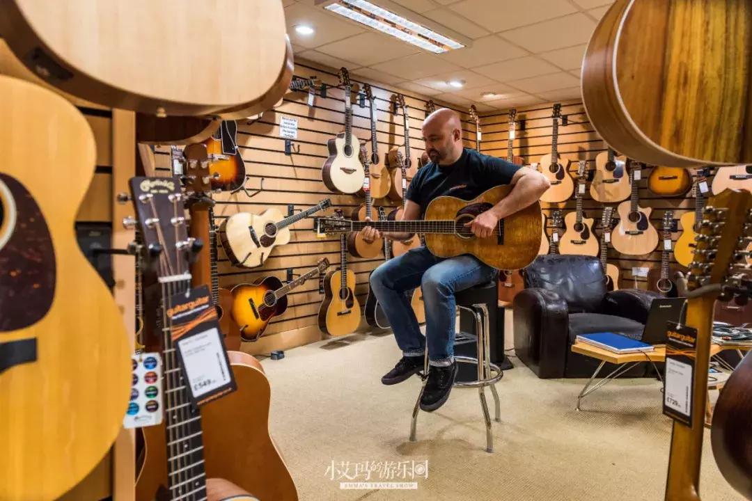 纽卡斯尔,店主为我弹奏了一把十万元的吉他