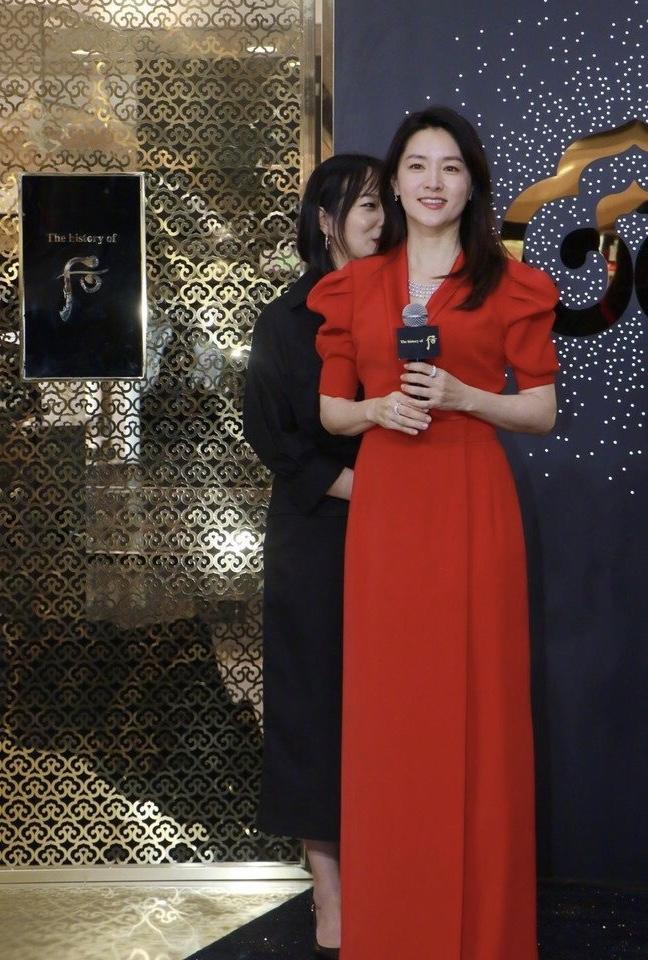 李英爱最新外穿毛衣搭配,李英爱红毯穿搭碎花裙