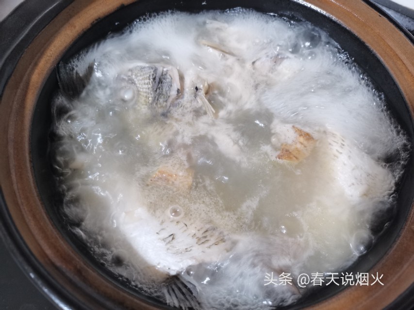 海边人教你炖鱼的小妙招，3步炖出鲜而不腥的鱼汤，喝过的都点赞