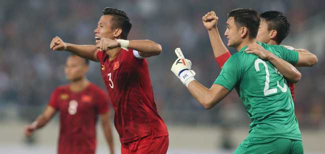 国足2-0击败越南队首发,大冷门卫冕冠军两轮出局