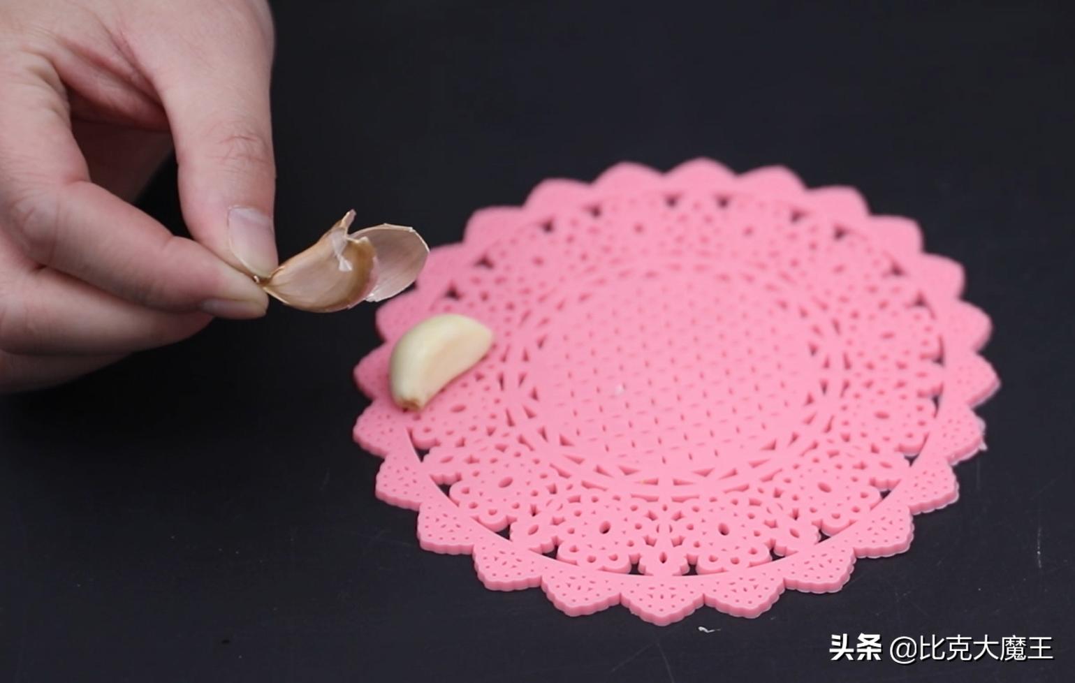 剥大蒜还有简单技巧，只需轻轻一搓，大蒜皮自动脱落，太方便了