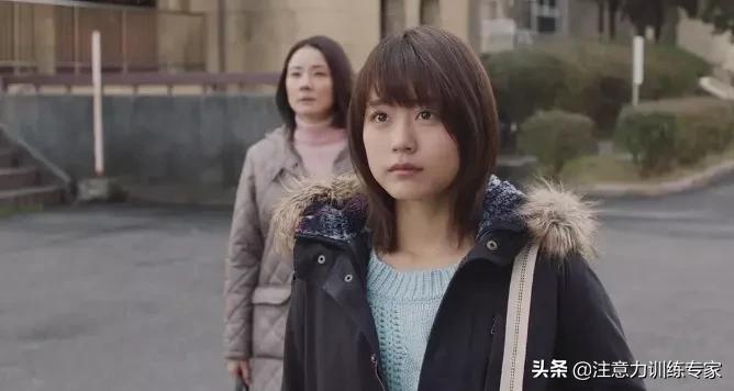 妈妈胃疼倒地1岁女儿哭着找药,妈妈我疼