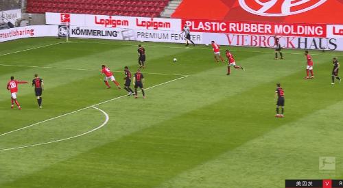 德甲大黑马5-0迎来疯狂大胜!6400万射手王帽子戏法,54分升至第3