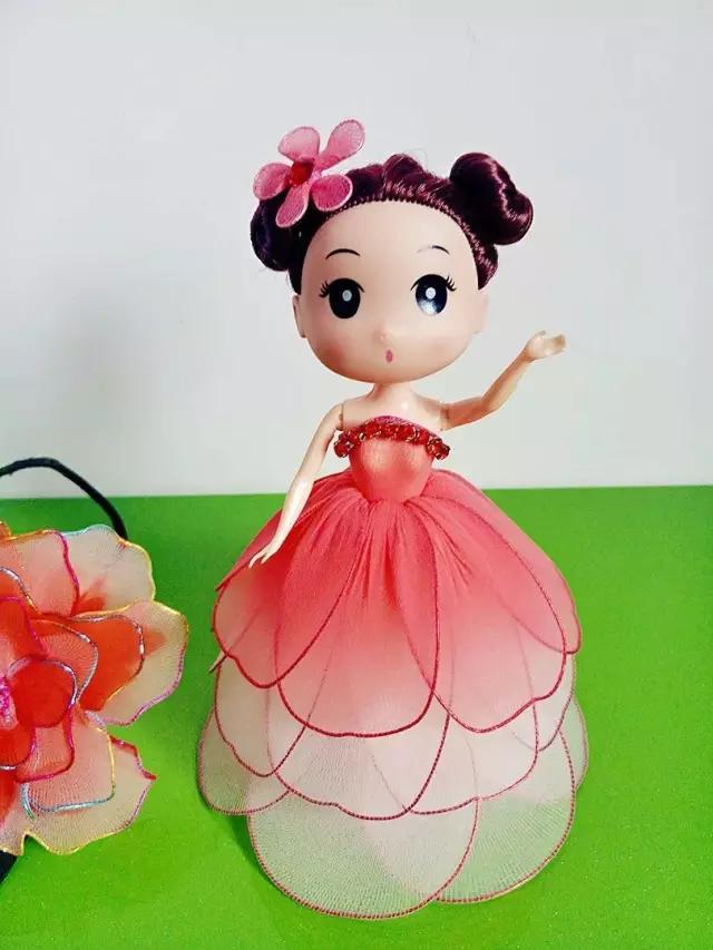 用袜子给芭比娃娃制作古装衣服,把袜子套在小孩头上