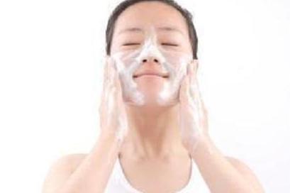 40岁下巴长痘怎么彻底治好,下巴唇下长痘痘的正确消除方法