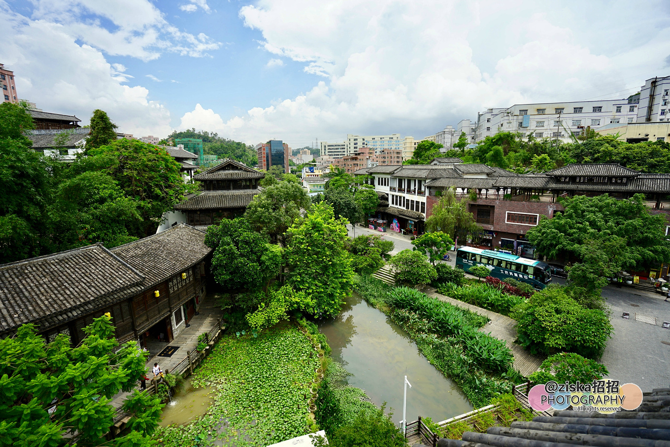 小伙探索神秘洞穴视频,小伙独自探索深山神秘古墓