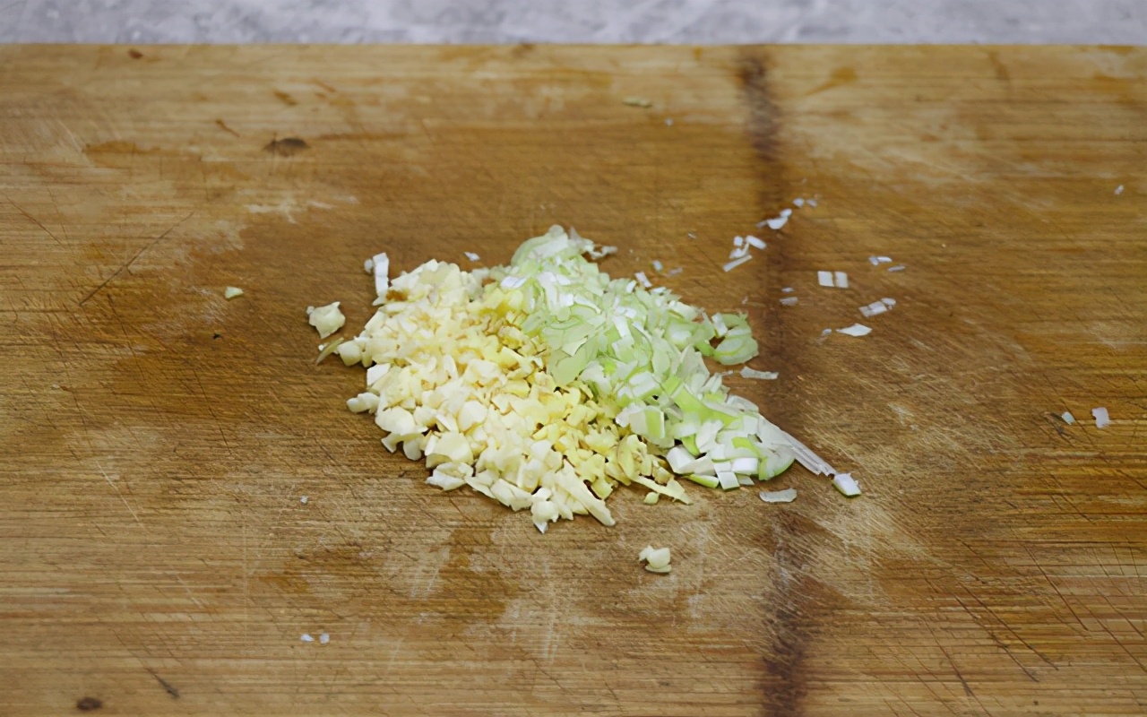 青椒腊肉炒蒜苔,青椒炒腊肉家常做法全过程