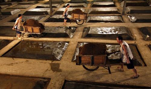 冒着严寒做酒的辛酸，只有酿酒工的才知道！